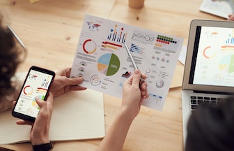 Kolleegid vaatavad üheskoos peale ülevaatele